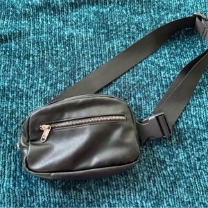 super cute black fanny pack
